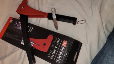 Location pince a rivet